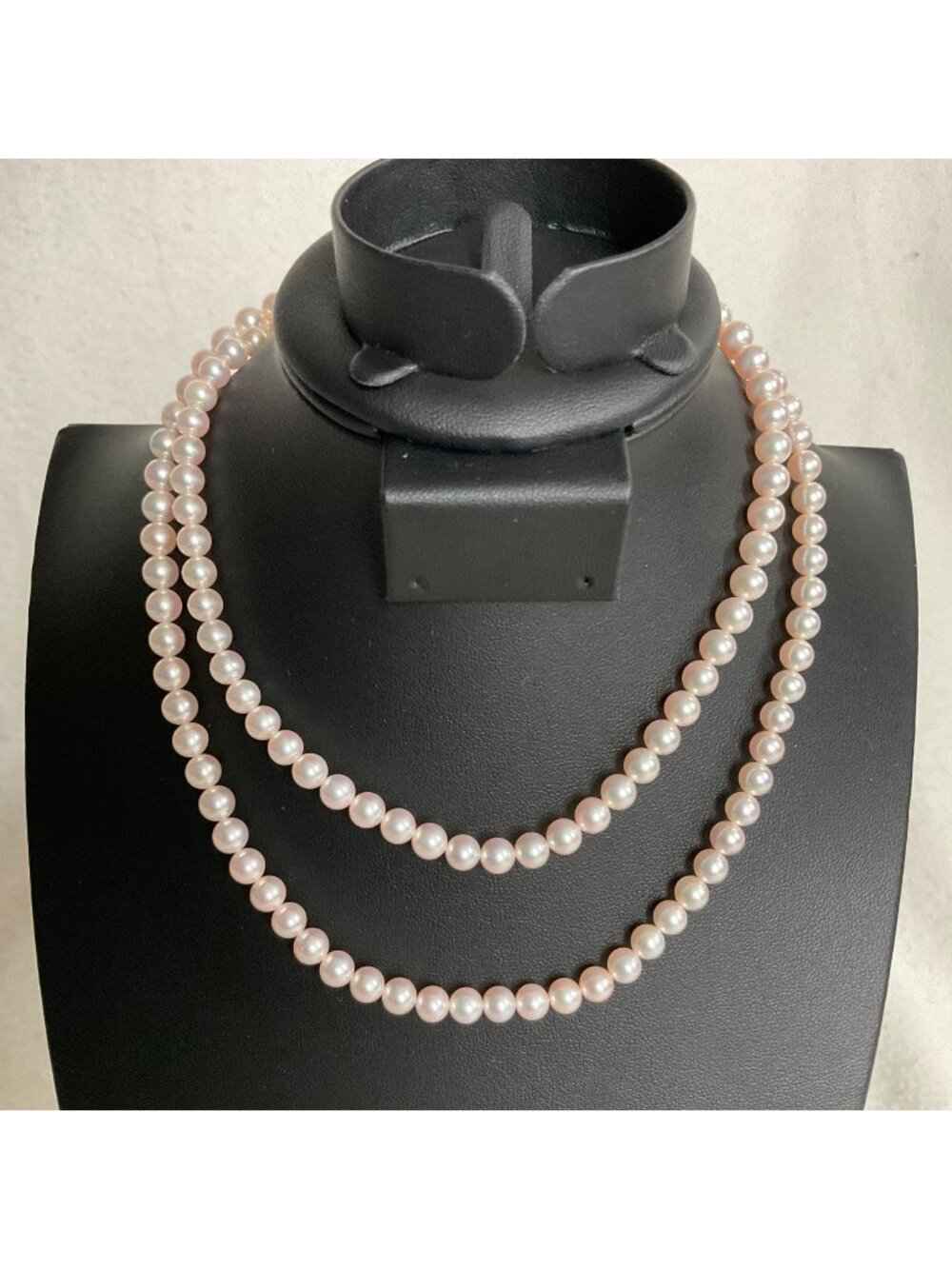 Like NU Mikimoto 5.5-6mm long AKOYA Pearls Necklace w/ cute pink travel case